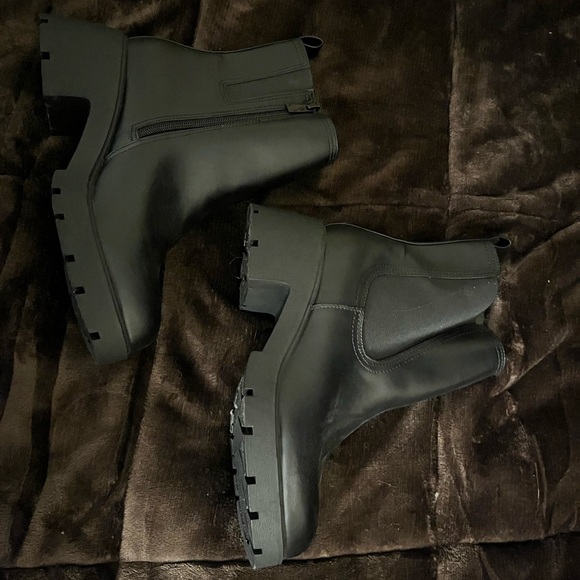 Torrid Lug Sole Chelsea Booties brand new - Picture 4 of 6